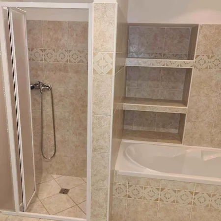 Rodinny Dum V Praze S Bazenem بيت للعطل